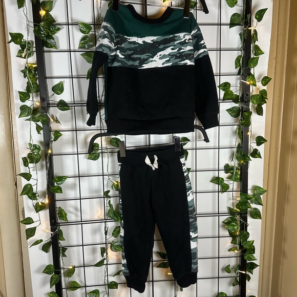 The Children's Place Green/Black/White Camo Sweater Matching Set 2T (Boy) - Picture 2 of 16